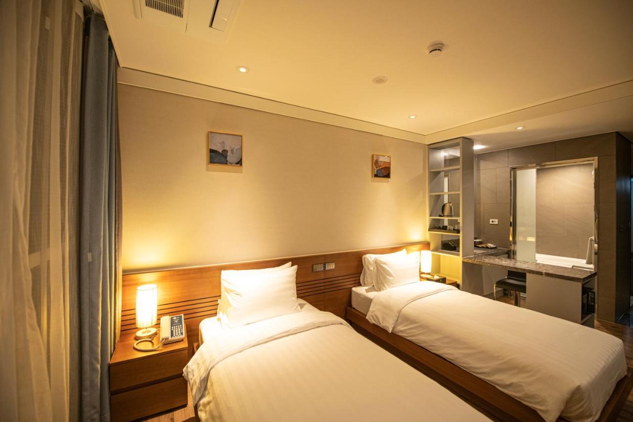 J One Hotel Cheongju Exterior photo